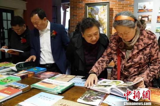 現(xiàn)場(chǎng)展出的朝鮮郵票、圖片、書籍作品?！埖さ?攝