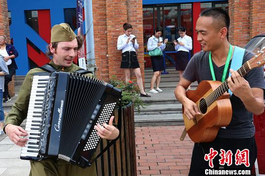 不同國家的街頭藝人共同演出。　諸德清 攝