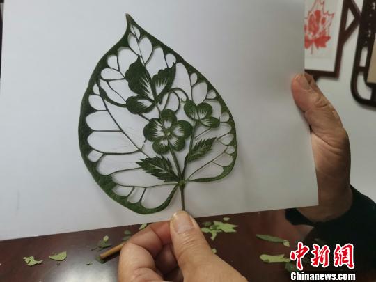 圖為，都婉莉創(chuàng)作的作品“蝶戀花”?！O宏瑗 攝