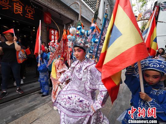 廣州荔灣，粵劇小演員進行粵劇快閃表演。　柯小軍 攝