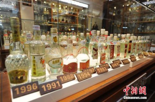 資料圖：各年代的酒品。 張瑤 攝