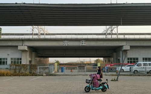 亦莊火車站建成多年來，始終處于封閉狀態(tài)。攝影/新京報記者 裴劍飛