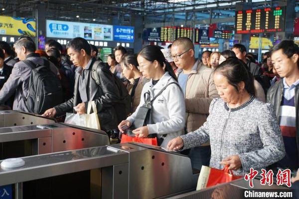  資料圖：鐵路旅客憑有效購票身份證件原件進站乘車。 楊華 攝