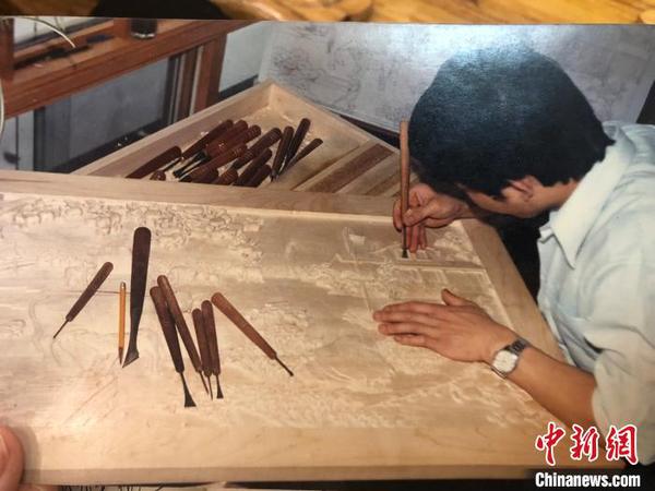 圖為1986年，胡建華在加拿大創(chuàng)作照片?！×植?攝