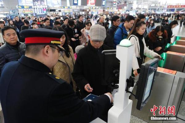 資料圖：12月12日，旅客在鐵路上海虹橋站排隊(duì)購(gòu)買(mǎi)車(chē)票。 殷立勤 攝