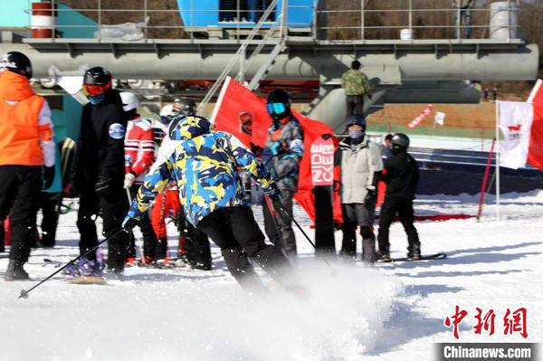 游客體驗滑雪。　馬善婷 攝