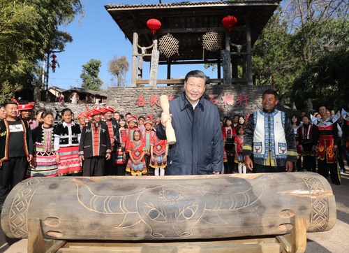 習近平總書記到騰沖市清水鄉(xiāng)三家村中寨司莫拉佤族村看望鄉(xiāng)親們。