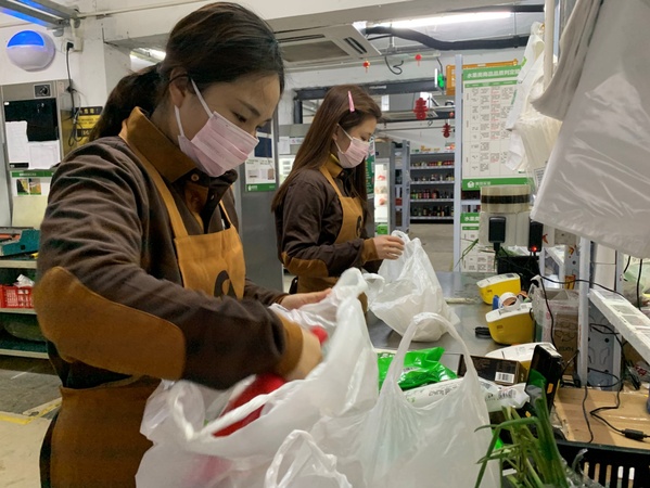 圖為美團買菜員工為用戶分裝訂單菜品。