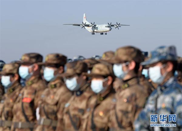 2月17日，空軍運(yùn)輸機(jī)即將降落在武漢天河機(jī)場(chǎng)。新華社記者 李賀 攝