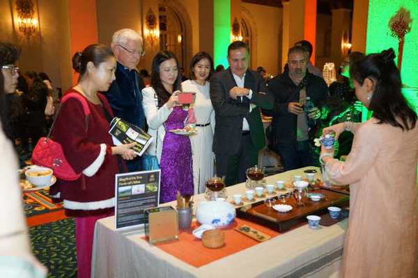 資料圖片：去年年底，在美國(guó)舉辦的涇渭茯茶品鑒活動(dòng)，吸引了諸多當(dāng)?shù)氐膼?ài)茶人。