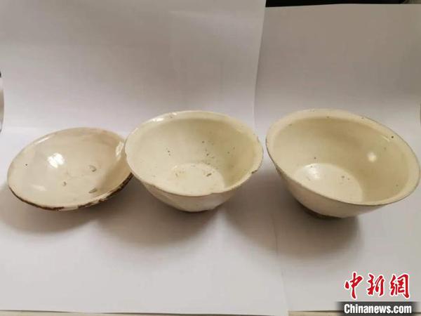 2號墓出土的3件瓷碗器型規(guī)整，做工精美，其中2件瓷碗有墨術(shù)底款，款銘為“李?！薄！堸i翔 攝