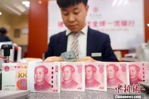 資料圖：一銀行工作人員清點(diǎn)貨幣。<a target='_blank' href='http://www.chinanews.com/'>中新社</a>記者 張?jiān)?攝
