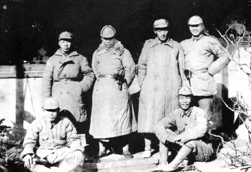 1939年12月，新四軍游擊支隊(duì)部分干部合影。后排右起：張愛萍、劉瑞龍、張震球、謝邦治