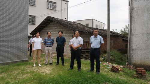 2019年8月29日，市政協(xié)黨組書記、主席楊志宇（右二）帶領(lǐng)有關(guān)職能部門深入北界鎮(zhèn)西鎮(zhèn)村調(diào)研六文自然村村務(wù)協(xié)商議事會建設(shè)遇到的土地難問題。