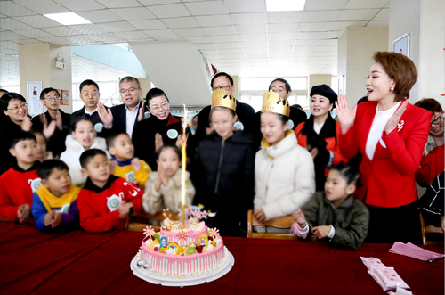 與會(huì)嘉賓與紅絲帶師生還以餃子宴的方式，共同為學(xué)校兩名學(xué)生慶生。