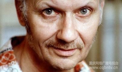 俄羅斯殺人狂——Andrei Chikatilo　　Andrei Chikatilo 曾經(jīng)是一名受人尊敬的老師，在家人眼中更是一個(gè)慈祥和藹的祖父，在鄰居眼中則是一個(gè)快樂的已婚男人，他是那一種在“可能是連環(huán)殺手”的嫌疑名單中排名最低的人，偏偏他正是俄羅斯一連串虐殺和食人案件的元兇。