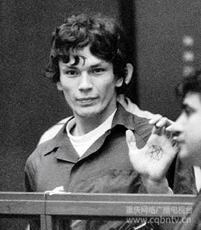 惡魔的首席門徒——Richard Ramirez 　　在 1984 年至 1985 年的一年里，洛杉磯和三藩市都被一片恐怖的氣氛所籠罩，一切也是因?yàn)橐幻衩氐倪B環(huán)殺手所致。他喜歡偷偷在晚上潛入別人的家中，然后把成年的男性射殺或扼死，再把女性和小孩暴力強(qiáng)奸、殺害再肢解，在完事后則下他的標(biāo)志——一個(gè)倒轉(zhuǎn)的五角星，在墻上、在鏡子上，甚至在死者身上