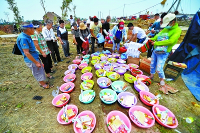 鹽城龍卷風(fēng)親歷者:千百片碎玻璃如