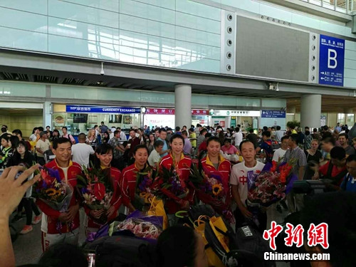  14日，在里約奧運(yùn)會摘得女子重劍團(tuán)體賽銀牌的中國女子重劍隊抵達(dá)北京。呂春榮 攝